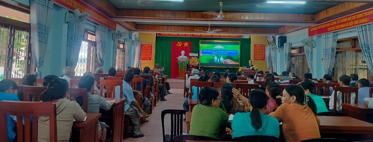 Quang cảnh buổi tuyên truyền phát triển người tham gia BHXH tự nguyện, BHYT hộ gia đình tại xã   Phước Quang, huyện Tuy Phước.