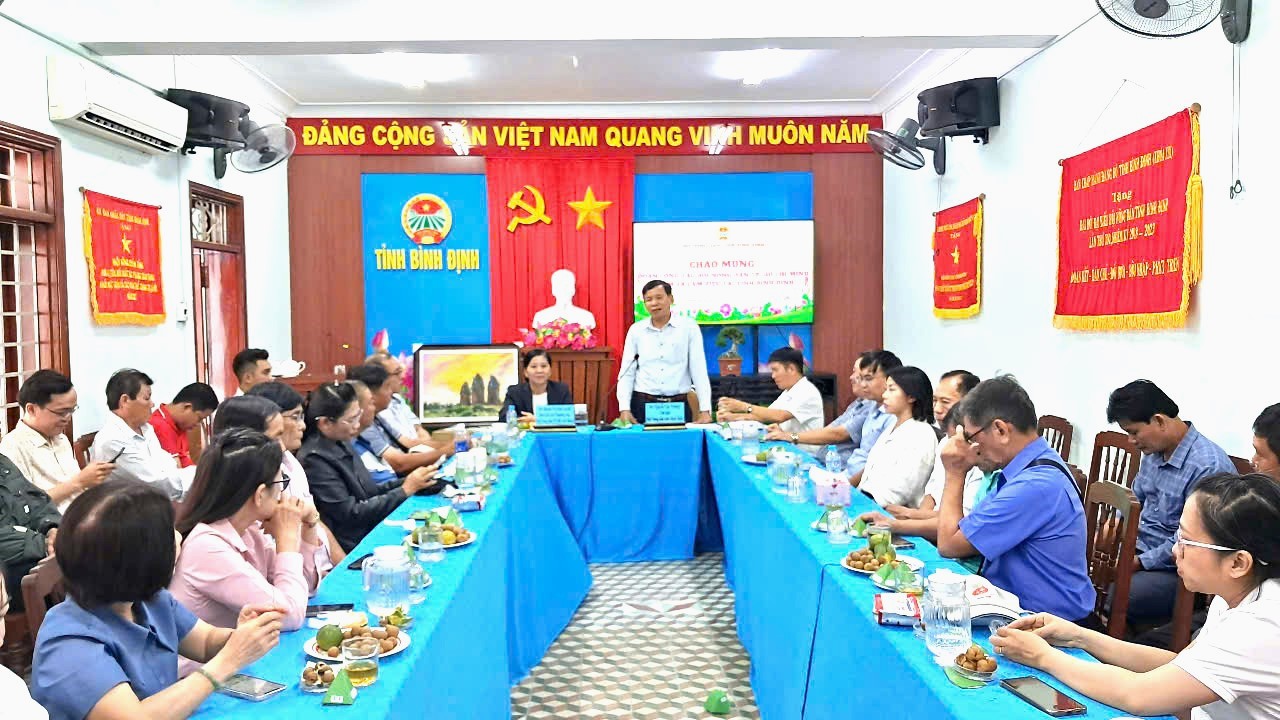 Đồng chí Nguyễn Văn Trượng - Chủ tịch Hội Nông dân tỉnh phát biểu tại buổi làm việc với đoàn công tác Hội Nông dân thành phố Hồ Chí Minh