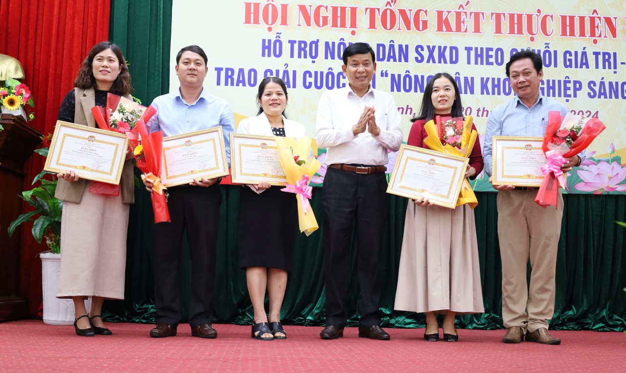 Đồng chí Nguyễn Văn Trượng Chủ tịch HND tỉnh tặng Bằng khen cho các cá nhân có thành tích xuất sắc trong thực hiện Đề án “Hỗ trợ nông dân xây dựng và phát triển mô hình kinh tế hộ sản xuất, kinh doanh theo Chuỗi giá trị, giai đoạn 2021-2025”