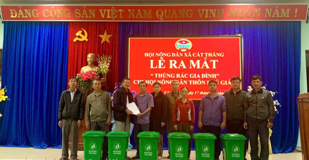 Quang cảnh ra mắt mô hình Thùng rác gia đình