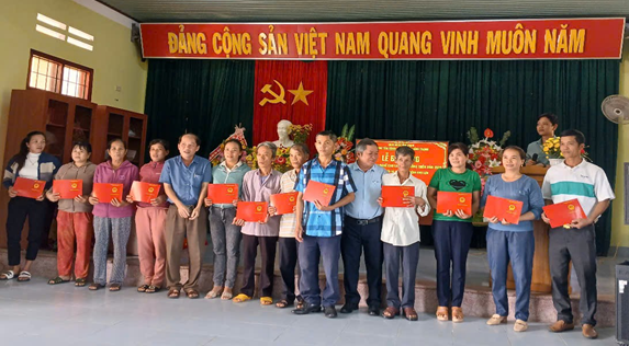 Hội viên nông dân tham gia lớp dạy nghề nuôi và phòng trị bệnh cho trâu –bò xã Vĩnh Thịnh nhận chứng chỉ nghề