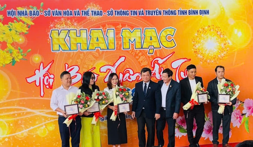 Trao giải "Trang bìa xuân đẹp" cho các tạp chí, đặc san, bản tin trong tỉnh.