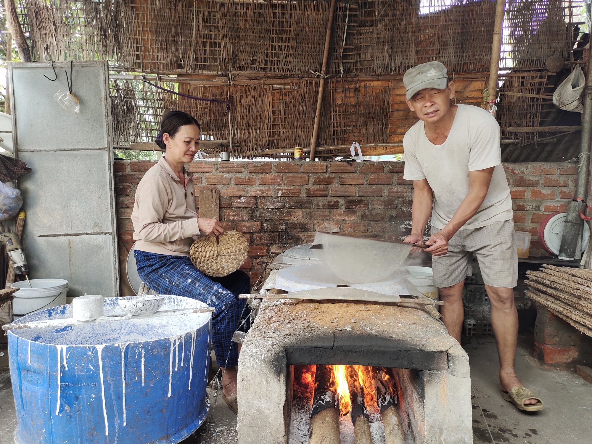 Lò bánh tráng mì của bà Nguyễn Thị Thất, ở thôn Hưng Nhượng, xã An Hòa đốt lửa từ 4 giờ sáng để kịp giao hàng cho khách