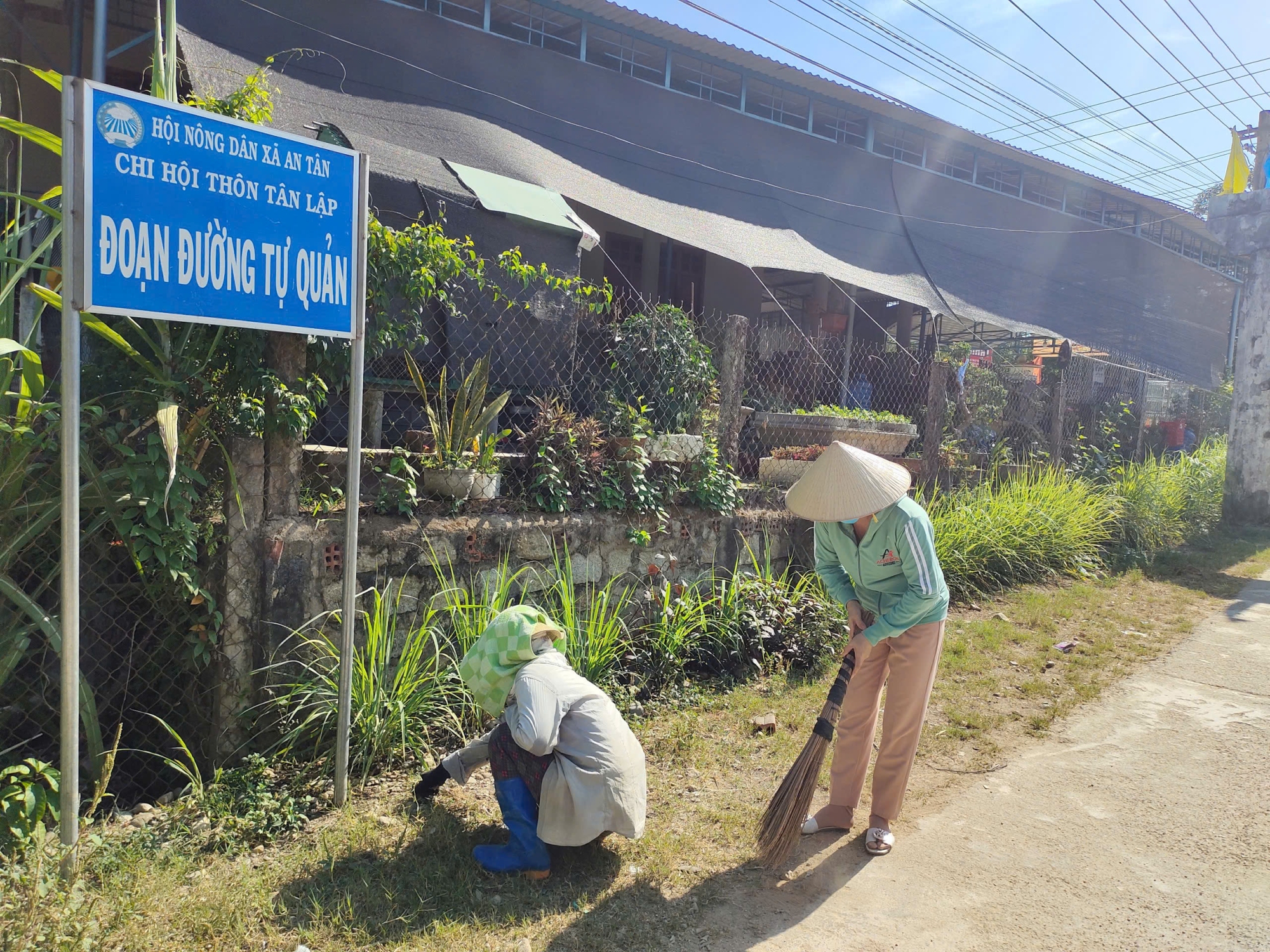 Hội viên Chi hội nông dân thôn Tân Lập, xã An Tân dọn vệ sinh đoạn đường tự quản