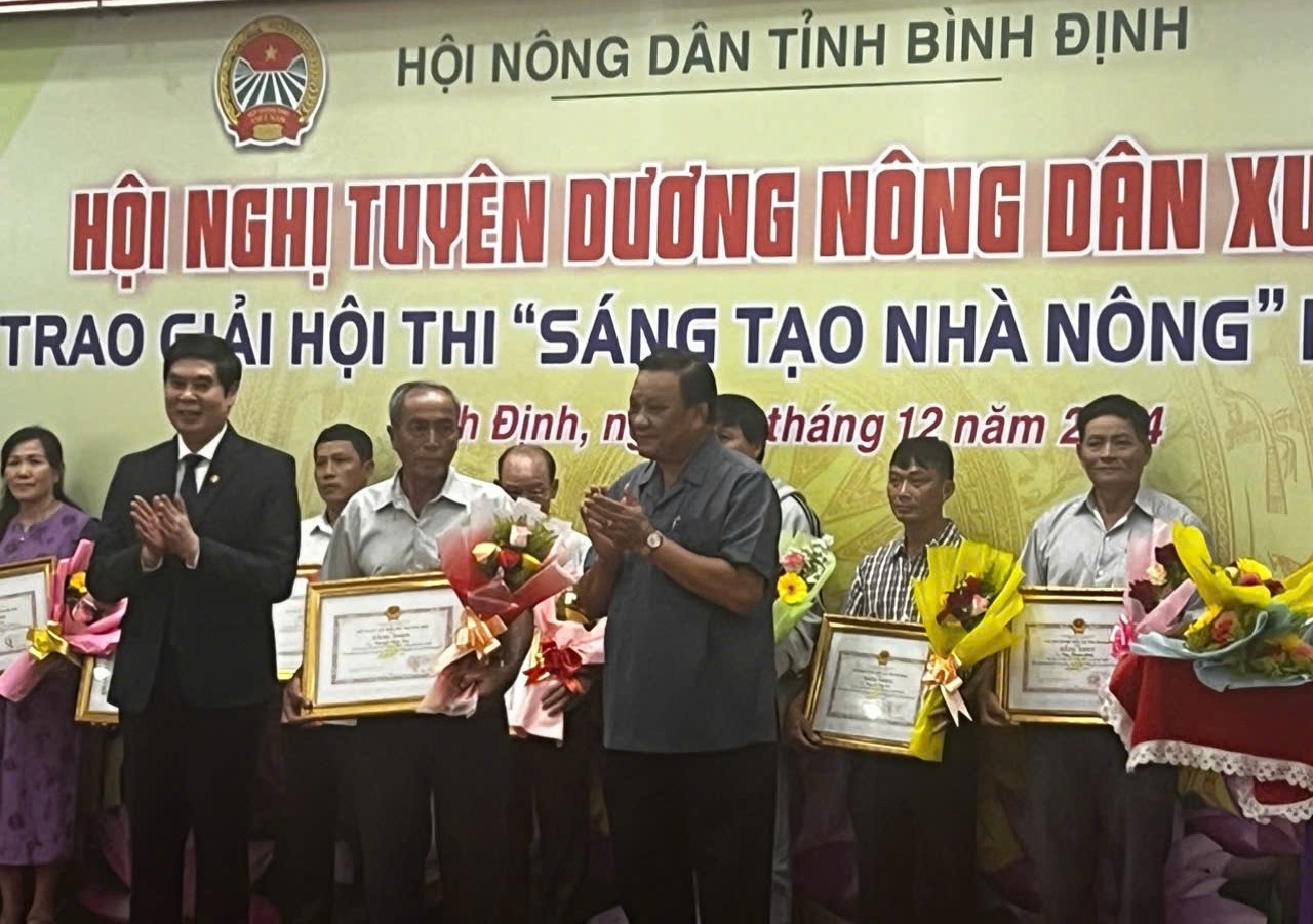 Ông Tám được nhận bằng khen của UBND tỉnh năm 2024. Ảnh Minh Khoa