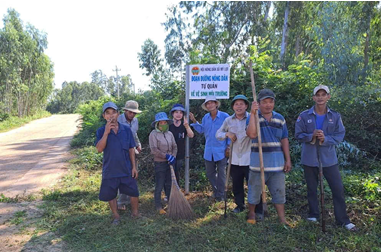 Hội Nông dân xã Mỹ Lợi ra quân xây dựng đoạn đường nông dân tự quản về vệ sinh môi trường