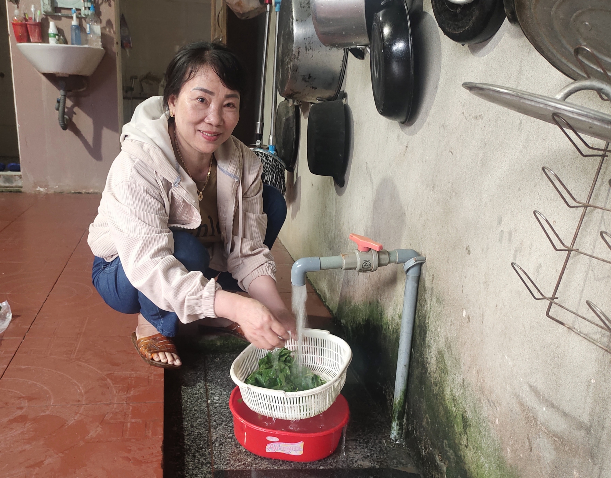 Được vay vốn của NHCSXH huyện, bà Lê Thị Thúy, ở thôn Thanh Sơn, xã An Tân đầu tư hệ thống chứa nước sạch, đảm bảo cho sinh hoạt hàng ngày.