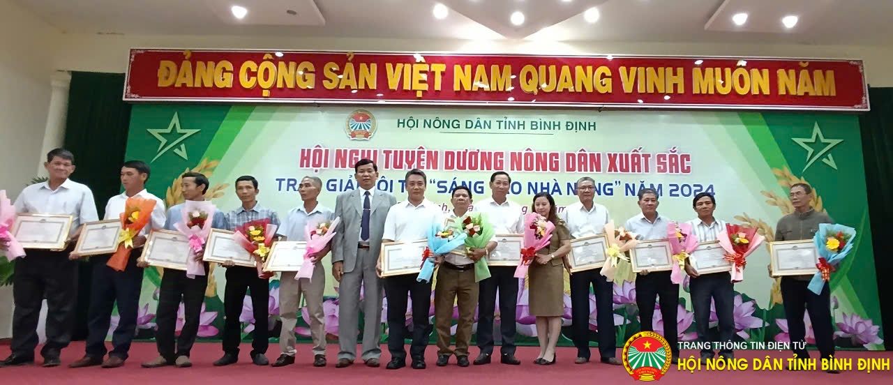 DC-Nguyen-Van-Truong-Chu-tich-HND-tinh-tang-Bang-khen-cho-ca