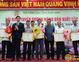 DC-Le-Kim-Toan-Pho-Bi-thu-Thuong-truc-Tinh-uy-Truong-doan-Dai-bieu-Quoc-hoi-tinh-va-dong-chi-Lam-Hai-Giang-Pho-Chu-tich-UBND-tinh-tang-Bang-khen-cho-13-hoi-vien-nong-dan-co-thanh-tich-xuat-sac.jpg