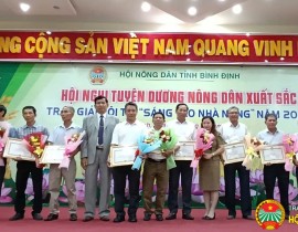 DC-Nguyen-Van-Truong-Chu-tich-HND-tinh-tang-Bang-khen-cho-cac-ca-nhan-duoc-tuyen-duong-sang-tao-nha-nong-nam-2024.jpg