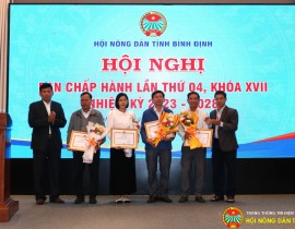 DC-Nguyen-Van-Truong-UV-BCH-TW-Hoi-Nong-dan-Viet-Nam-Chu-tich-HND-tinh-tang-Bang-khen-cho-cac-tap-the-dat-thanh-tich-xuat-sac-trong-hoat-dong-cong-tac-QHTND-nam-2024.jpg