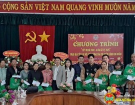 Anh Chế tặng quà cho HVND có hoàn cảnh khó khănjpg